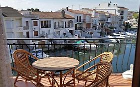 Estudi Amb Vistes Al Canal